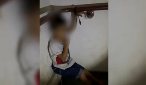 VEJA VÍDEO: mãe amarra filho de 3 anos com cabo de celular em escada