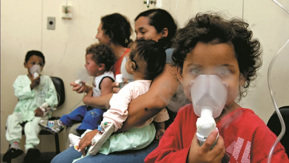 Casos de síndrome respiratória aguda grave sobem no país, diz Fiocruz