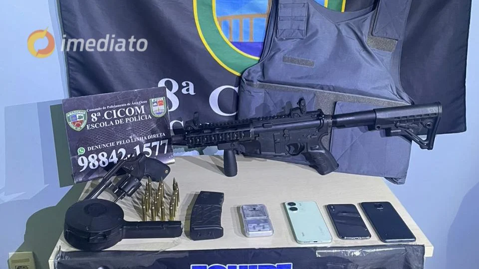 Polícia apreende armamento dentro de uma casa na Compensa