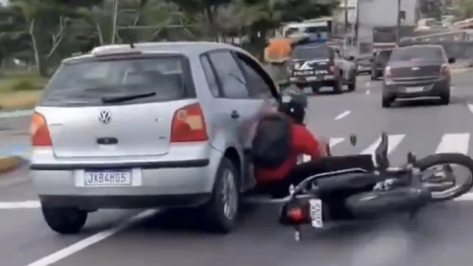 Motociclista é arrastado por carro durante acidente em Avenida de Manaus