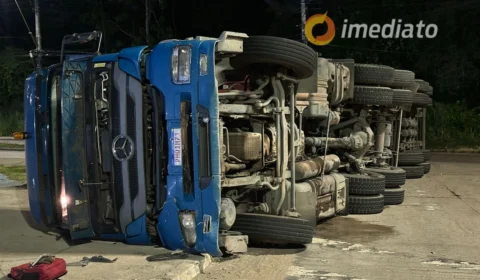 Carreta com container tomba em avenida no Distrito Industrial