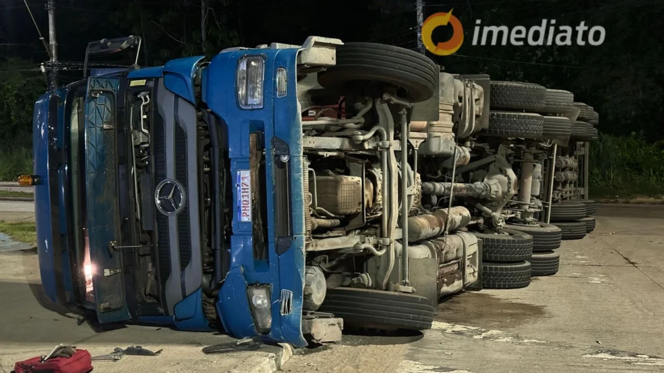 Carreta com container tomba em avenida no Distrito Industrial