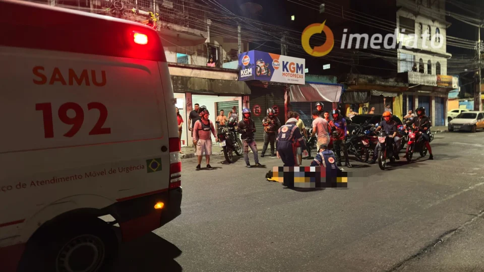 Motociclista e passageira ficam feridos após moto colidir em cachorro na Avenida Brasil