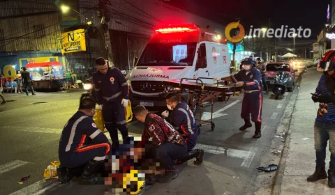 Colisão entre motos deixa duas pessoas gravemente feridas no bairro Manoa
