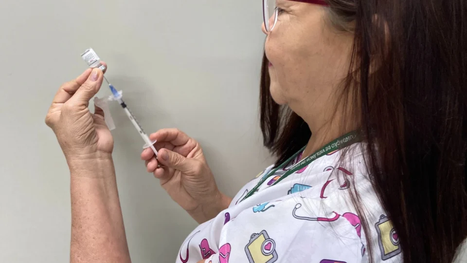 Vacinação contra dengue é ampliada para crianças e adolescentes de 10 a 14 anos no Amazonas