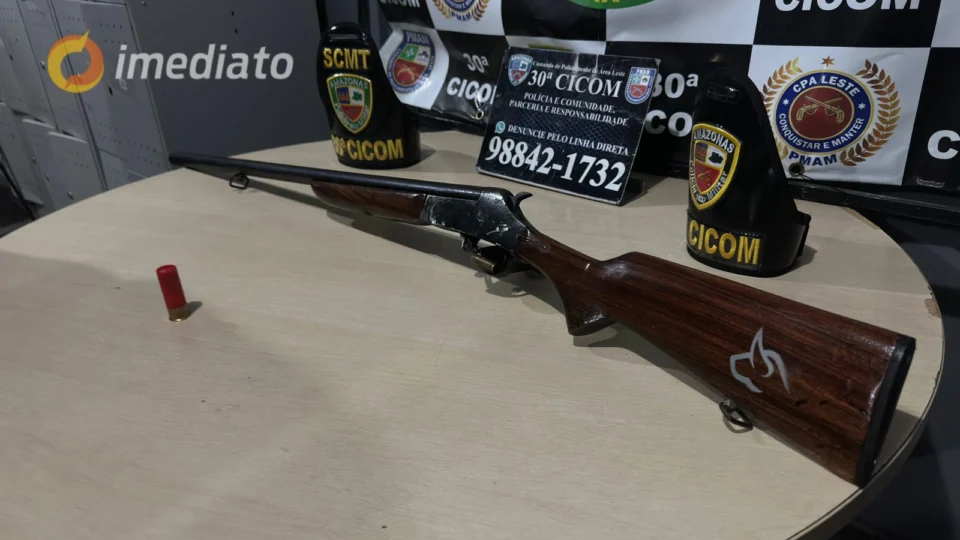 Bandidos fogem e deixam arma para trás em beco no bairro Jorge Teixeira