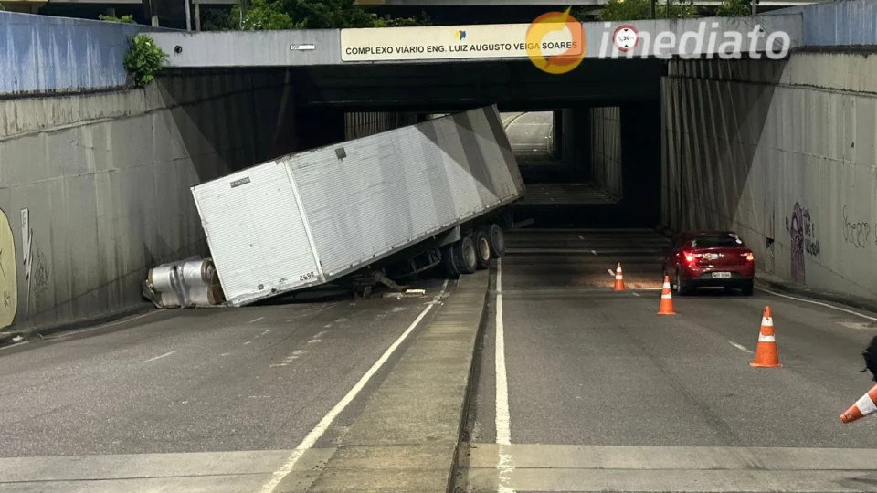 Carreta tomba e interdita Complexo Viário no bairro São José
