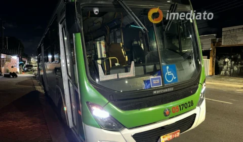 Cobrador é ameaçado de morte durante assalto a ônibus no Centro de Manaus