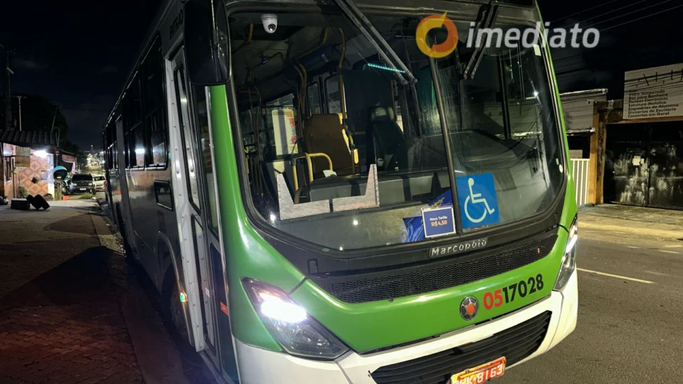 Cobrador é ameaçado de morte durante assalto a ônibus no Centro de Manaus