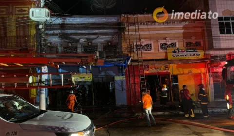 Incêndio atinge assistência técnica de celular no Centro de Manaus