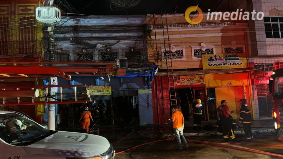Incêndio atinge assistência técnica de celular no Centro de Manaus
