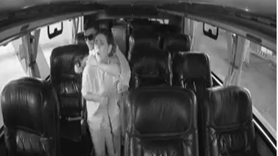 Sequestrador manteve 2 mulheres sob mira da arma e as usou como escudo humano no ônibus