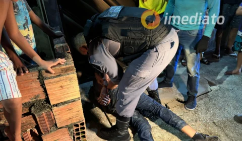 Bandido é linchado e preso após roubar motociclista de app na zona Leste