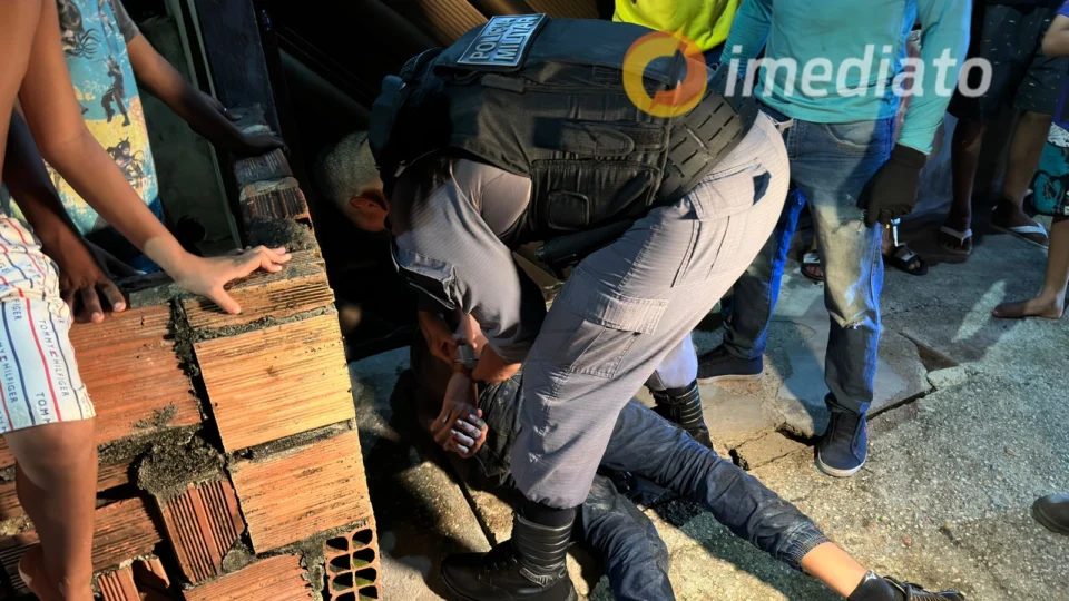 Bandido é linchado e preso após roubar motociclista de app na zona Leste