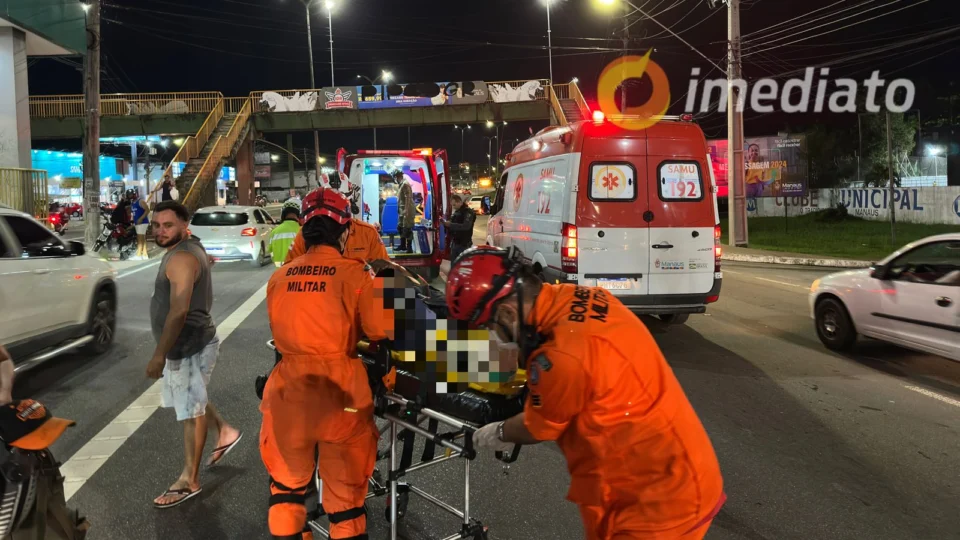 Duas pessoas ficam gravemente feridas após colisão de moto com carro na AV. Torquato Tapajós