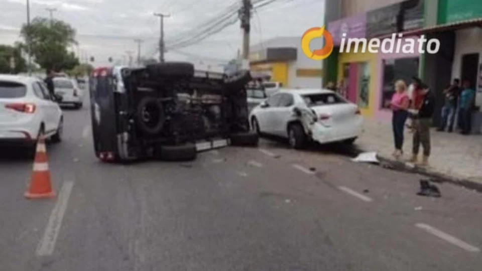Mecânico bêbado usa carro de cliente, colide em dois carros e capota caminhonete