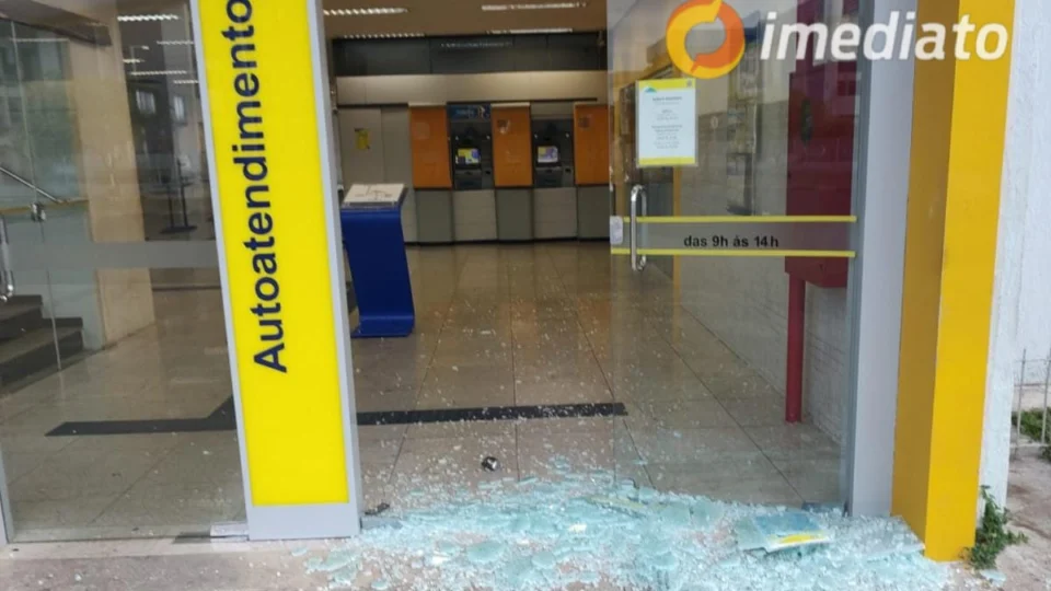 Banco do Brasil tem porta quebrada durante a madrugada deste sábado