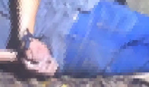 VEJA VÍDEO: Jovem é torturado e executado com tiros na cabeça por criminosos encapuzados