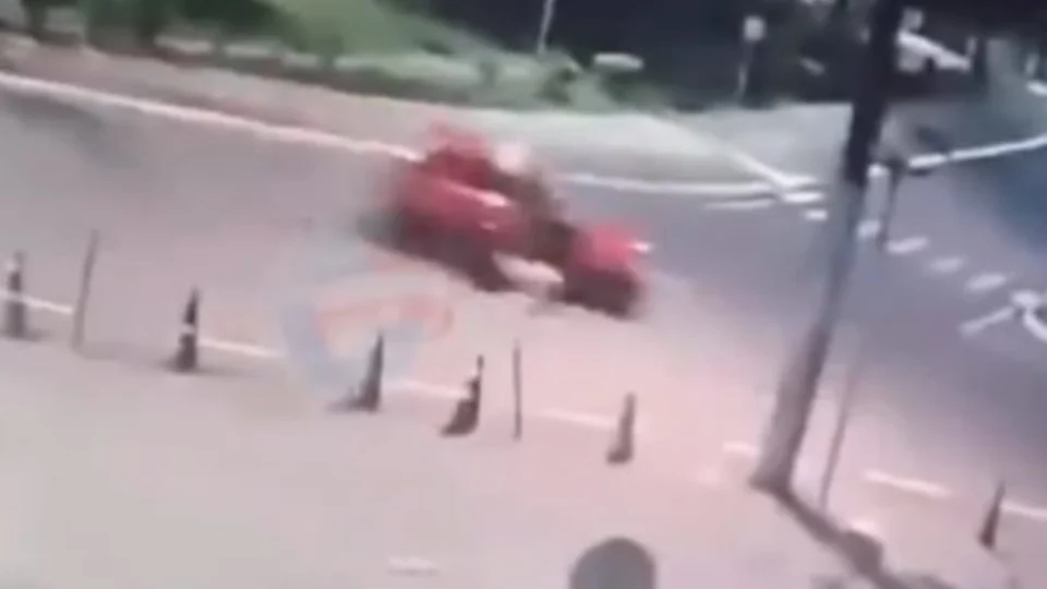 Veja Vídeo: homem empurra mulher e próprio filho bebê de carro em movimento