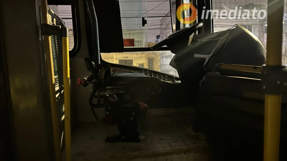 Bandidos tocam o terror durante assalto a ônibus da linha 650 no Centro de Manaus