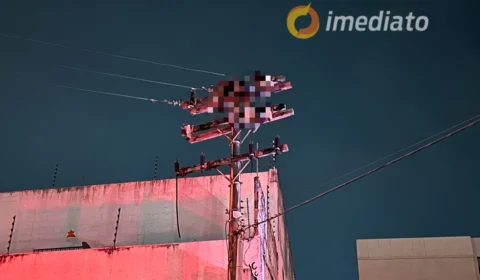 Homem morre eletrocutado em cima de poste após tentar furtar fiação no Centro de Manaus