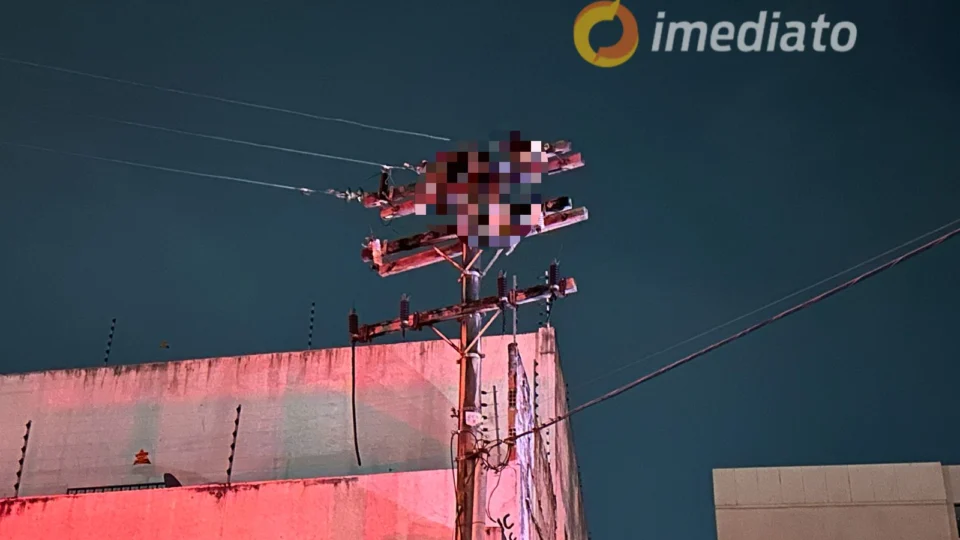 Homem morre eletrocutado em cima de poste após tentar furtar fiação no Centro de Manaus