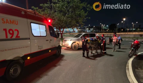 Motociclista fica ferido após colisão entre carro e moto no bairro Tarumã