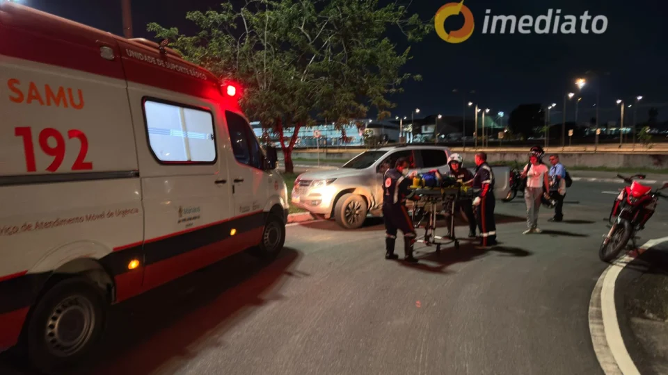 Motociclista fica ferido após colisão entre carro e moto no bairro Tarumã