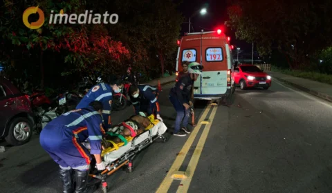 Motociclista fica embaixo de carro após atropelar homem no bairro Educandos
