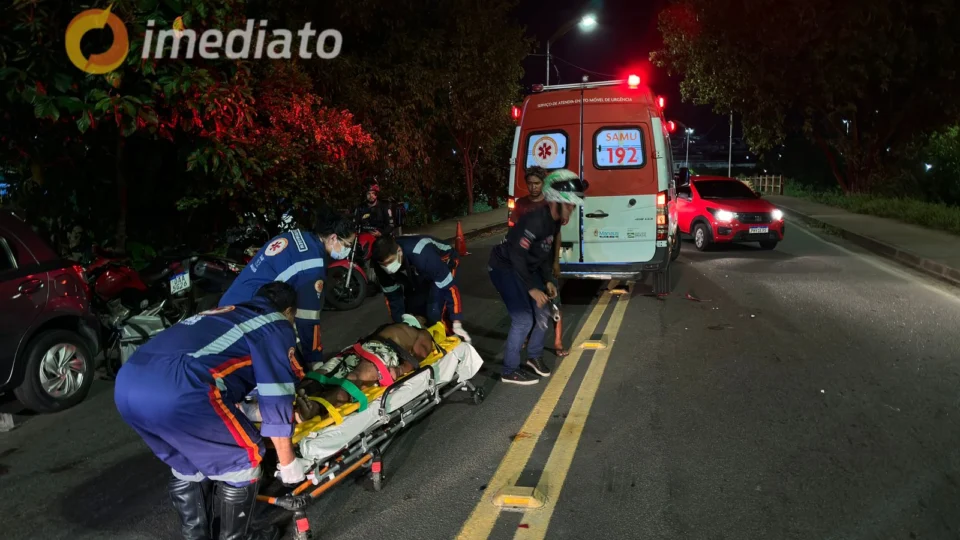 Motociclista fica embaixo de carro após atropelar homem no bairro Educandos