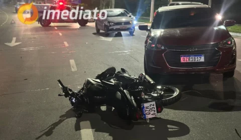 Motociclista e passageiro ficam feridos após colisão entre carro e moto na Avenida do Turismo