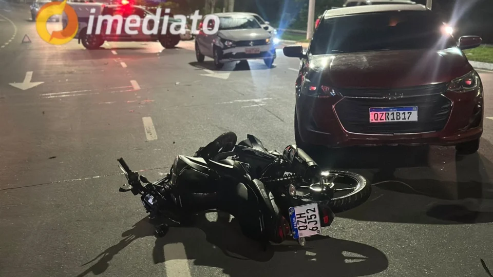 Motociclista e passageiro ficam feridos após colisão entre carro e moto na Avenida do Turismo