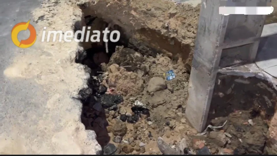 Buraco ameaça derrubar poste de energia no bairro Zumbi