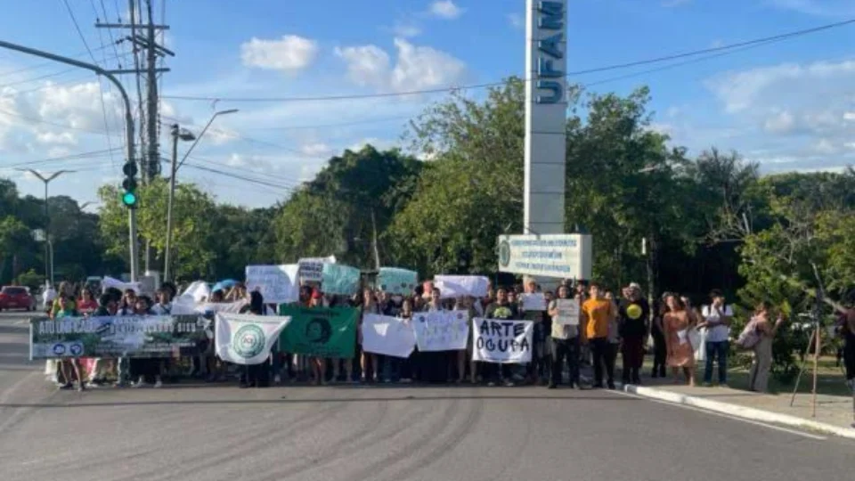 Professor e aluno são atropelados durante manifestação na Ufam