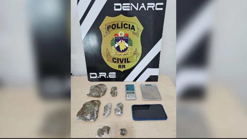 Mulher é presa por tráfico de drogas em Boa Vista; namorado é procurado