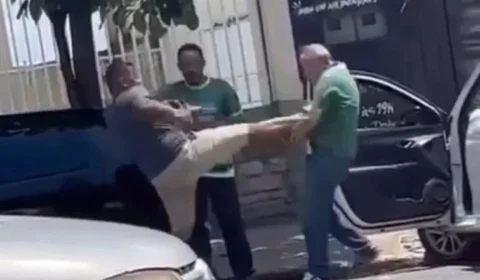 VEJA VÍDEO: taxista, de 61 anos, é agredido durante briga de trânsito
