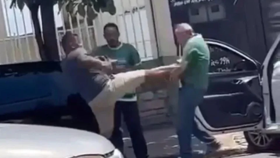 VEJA VÍDEO: taxista, de 61 anos, é agredido durante briga de trânsito