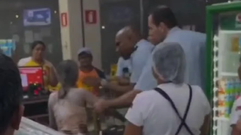 Mulher ateia fogo ao próprio corpo dentro de supermercado