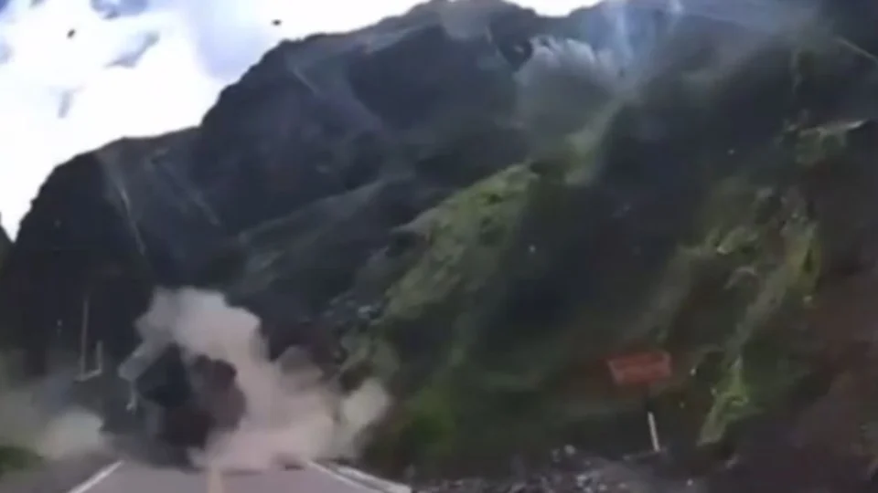 VÍDEO: Deslizamento de pedras atinge caminhões no Peru