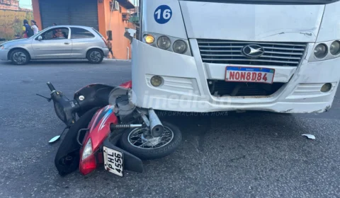 Grave acidente entre moto e micro-ônibus na Avenida Passarinho em Manaus