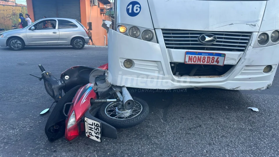 Grave acidente entre moto e micro-ônibus na Avenida Passarinho em Manaus