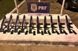 Homem é preso com 10 fuzis e 20 carregadores escondidos na lataria e tanque de carro