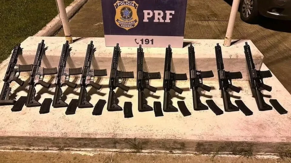 Homem é preso com 10 fuzis e 20 carregadores escondidos na lataria e tanque de carro