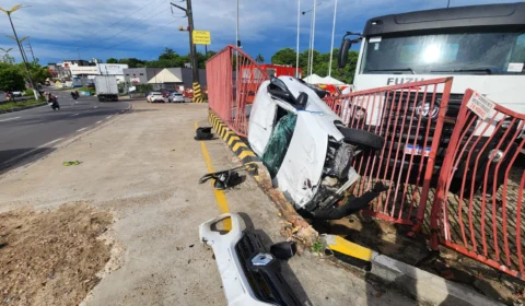 Carro capota e deixa motorista ferido na Alameda Cosme Ferreira