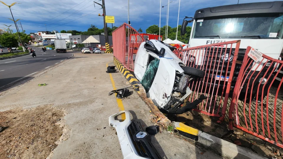 Carro capota e deixa motorista ferido na Alameda Cosme Ferreira