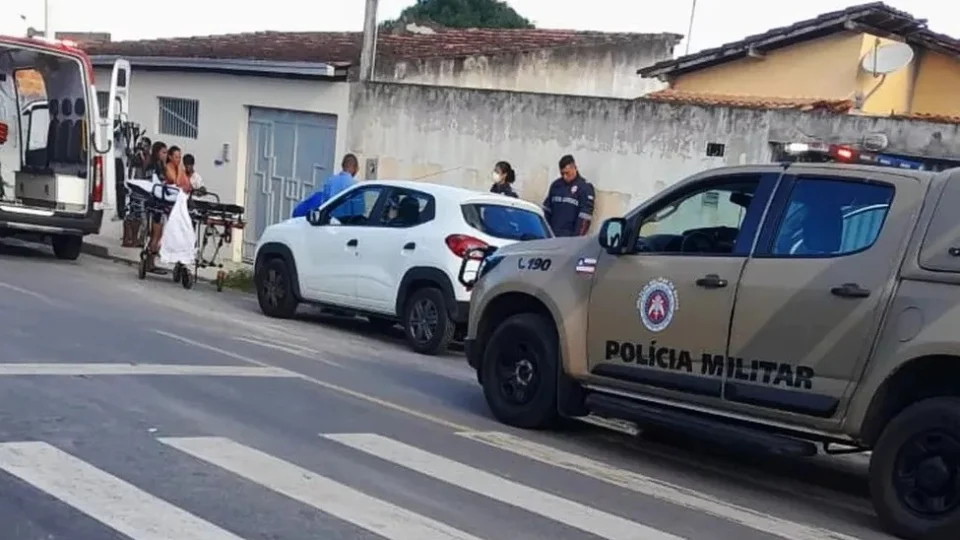 Menina de 4 anos morre após ser esquecida dentro de carro