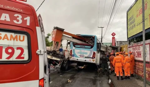 Dois passageiros de ônibus morrem atingidos por caminhão guincho