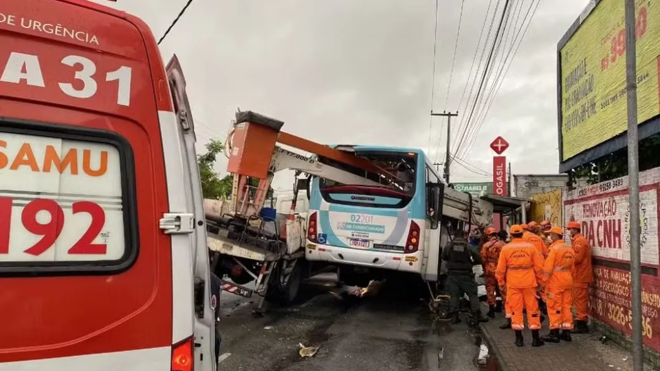 Dois passageiros de ônibus morrem atingidos por caminhão guincho