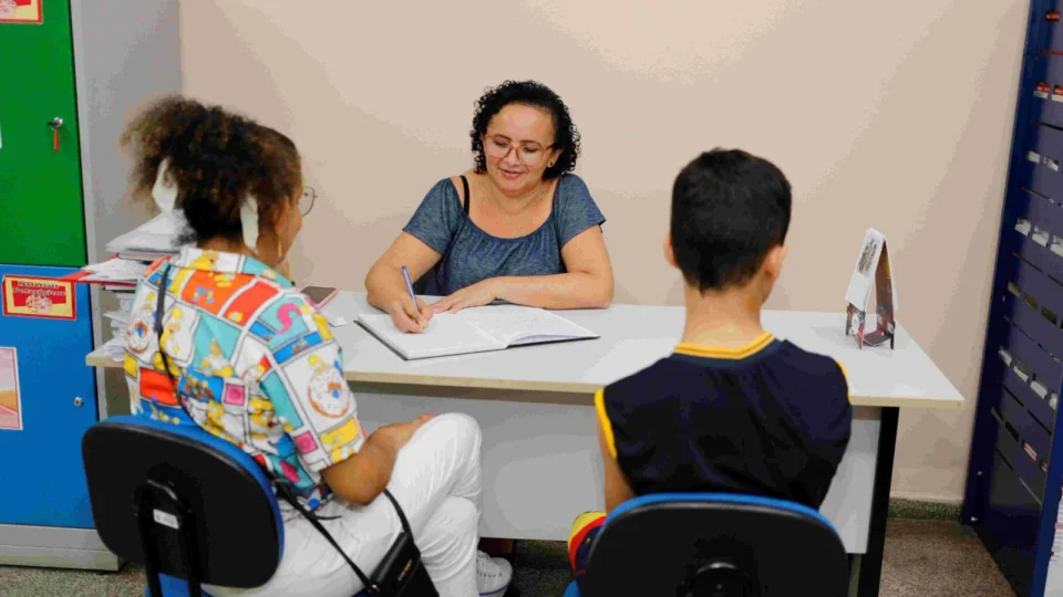 Educação convoca responsáveis por alunos para entregar documentos pendentes nas escolas estaduais