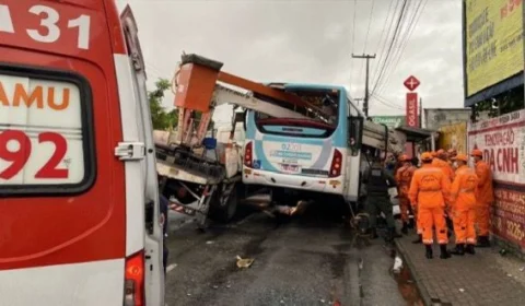 Colisão entre caminhão guincho e ônibus deixa dois mortos em Fortaleza